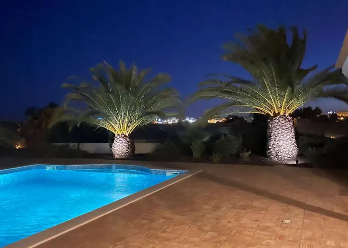 Ben - Private Pool Garden, Sun Day